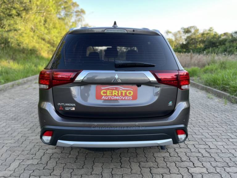 MITSUBISHI - OUTLANDER - 2018/2017 - Marrom - R$ 110.900,00