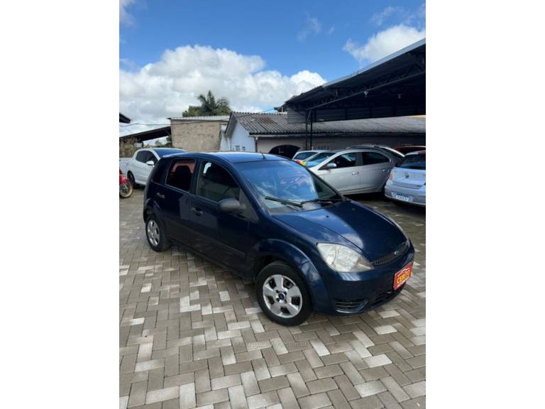 FORD - FIESTA - 2004/2004 - Azul - R$ 13.900,00