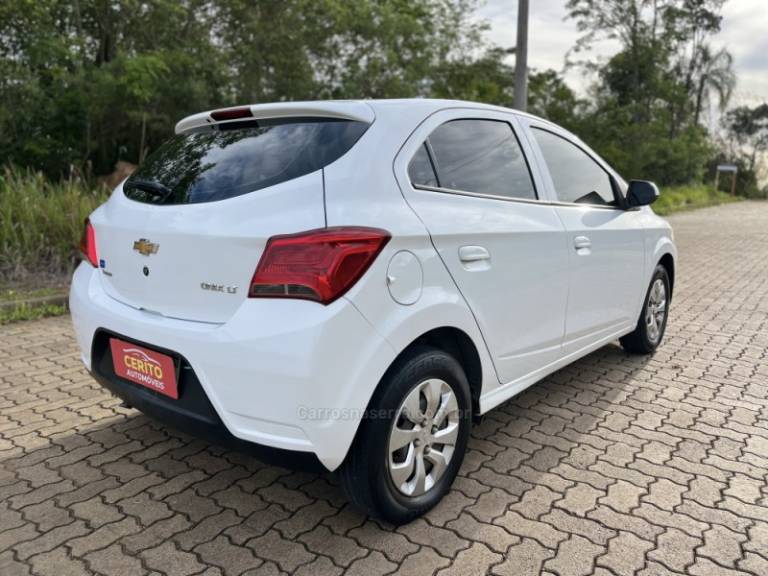 CHEVROLET - ONIX - 2016/2017 - Branca - R$ 56.900,00