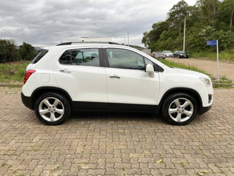 CHEVROLET - TRACKER - 2015/2015 - Branca - R$ 75.900,00