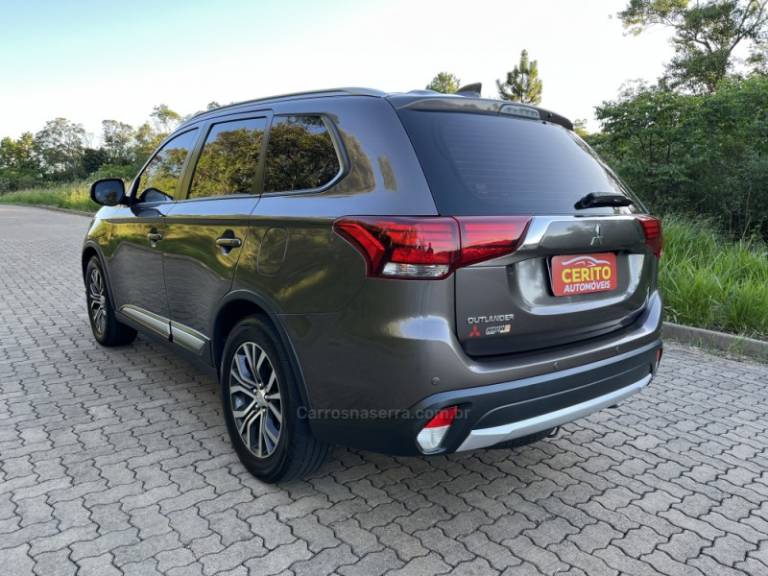 MITSUBISHI - OUTLANDER - 2018/2017 - Marrom - R$ 110.900,00