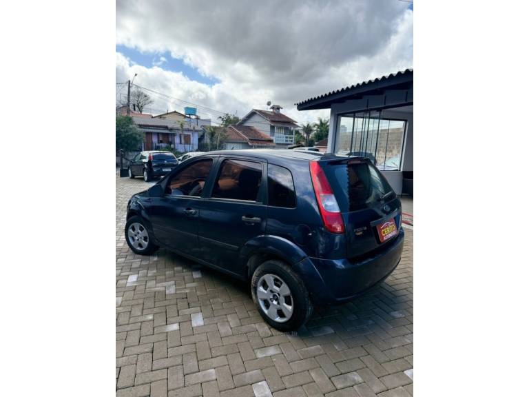 FORD - FIESTA - 2004/2004 - Azul - R$ 13.900,00