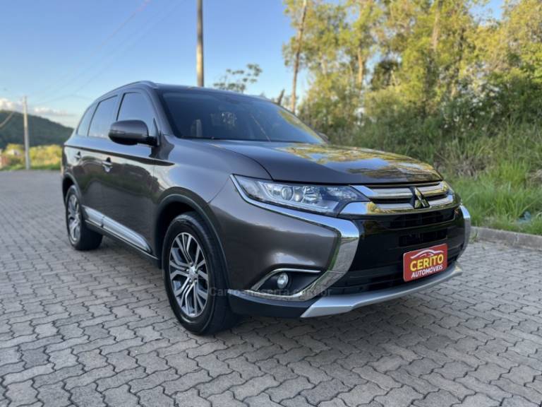 MITSUBISHI - OUTLANDER - 2018/2017 - Marrom - R$ 110.900,00