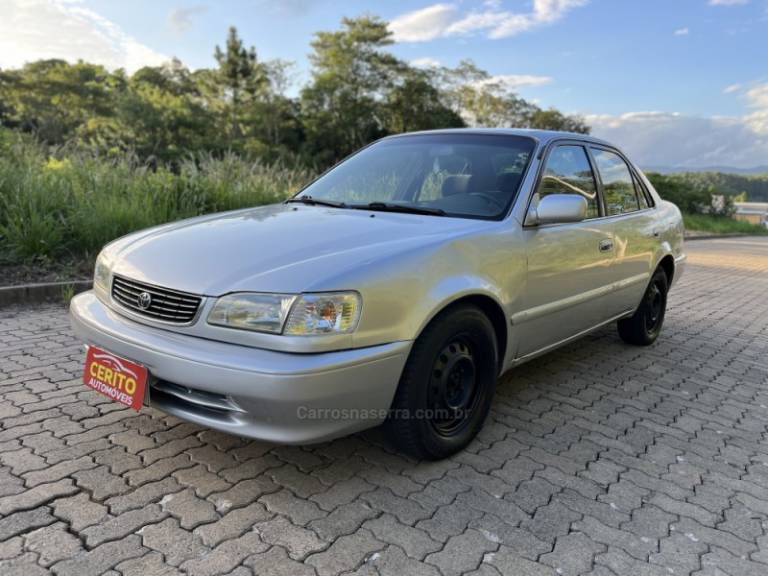TOYOTA - COROLLA - 1999/1998 - Prata - R$ 20.900,00