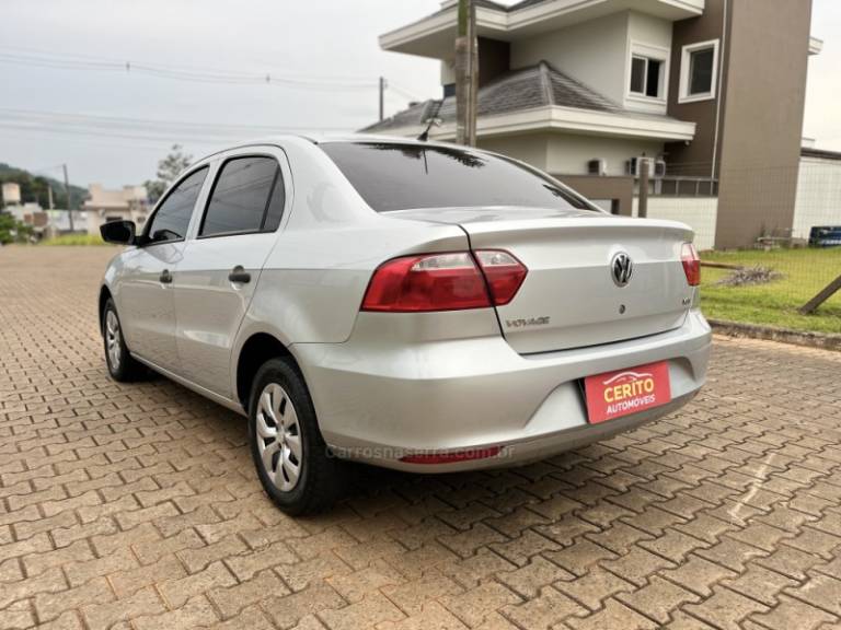 VOLKSWAGEN - VOYAGE - 2014/2015 - Prata - R$ 46.900,00