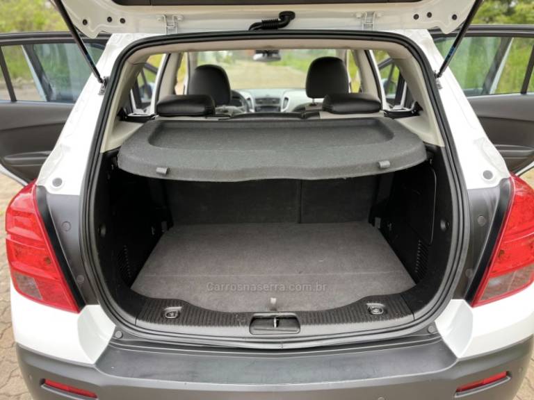 CHEVROLET - TRACKER - 2015/2015 - Branca - R$ 75.900,00