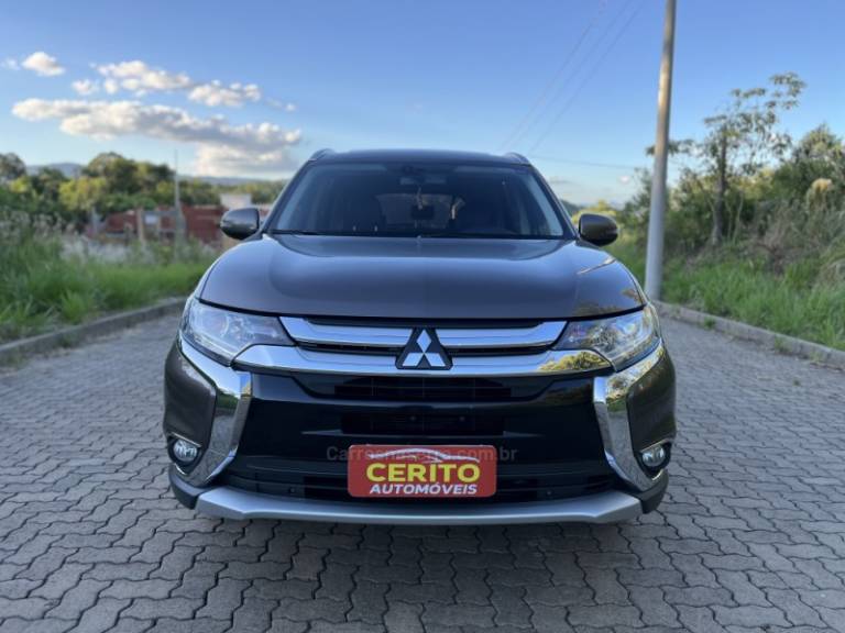 MITSUBISHI - OUTLANDER - 2018/2017 - Marrom - R$ 110.900,00