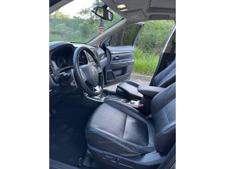 MITSUBISHI - OUTLANDER - 2018/2017 - Marrom - R$ 110.900,00