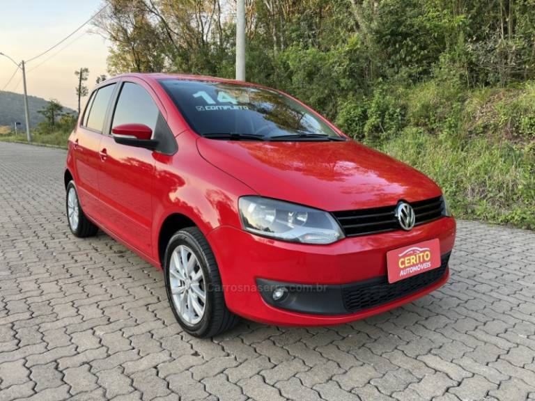 VOLKSWAGEN - FOX - 2013/2014 - Vermelha - R$ 45.900,00