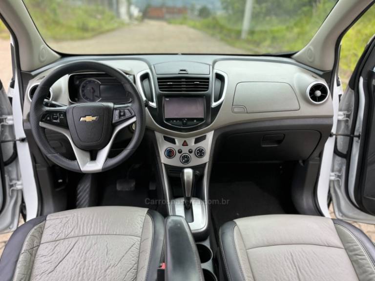 CHEVROLET - TRACKER - 2015/2015 - Branca - R$ 75.900,00