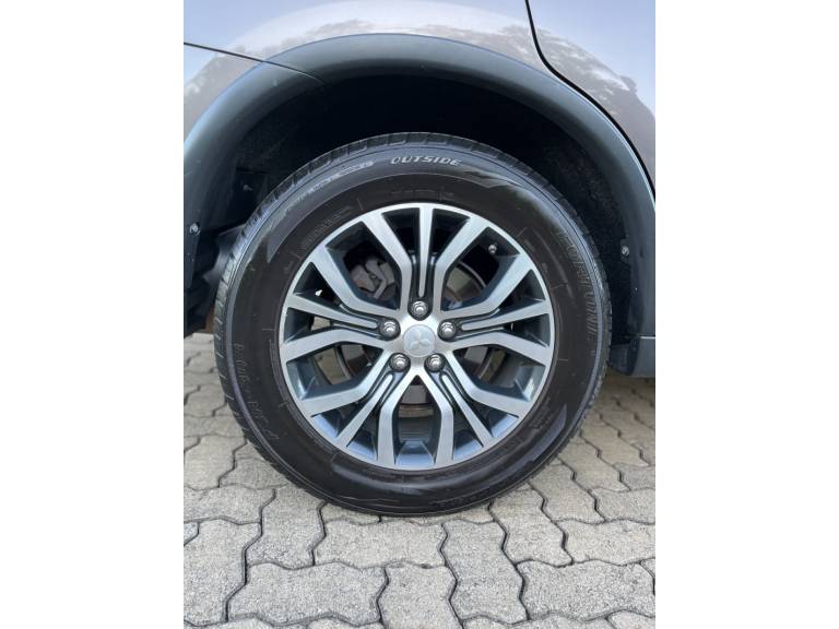 MITSUBISHI - OUTLANDER - 2018/2017 - Marrom - R$ 110.900,00