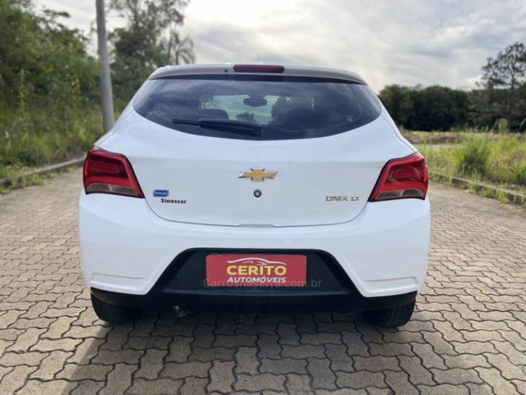 CHEVROLET - ONIX - 2016/2017 - Branca - R$ 56.900,00