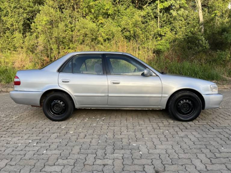 TOYOTA - COROLLA - 1999/1998 - Prata - R$ 20.900,00