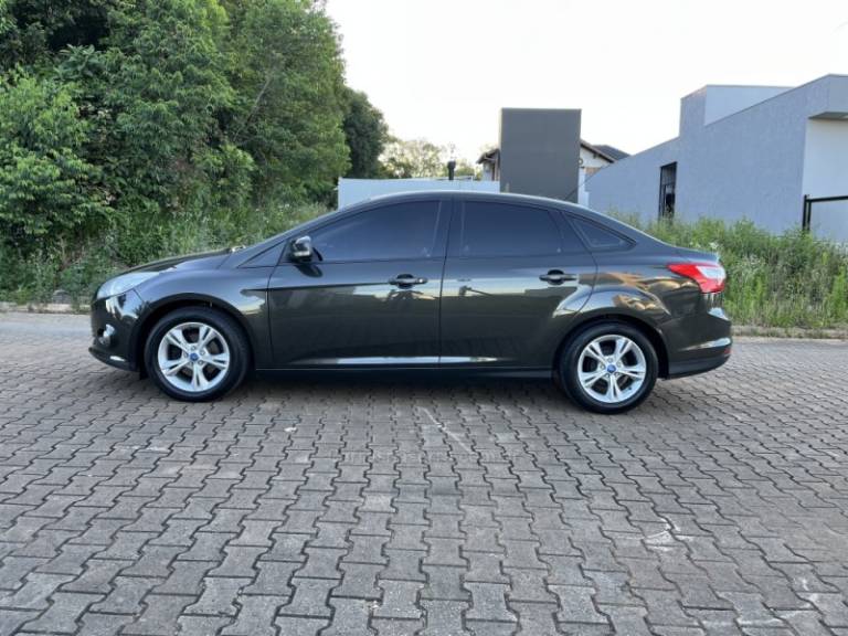 FORD - FOCUS - 2015/2015 - Cinza - R$ 57.900,00