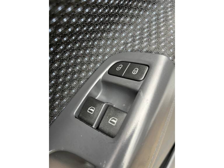 VOLKSWAGEN - VOYAGE - 2014/2015 - Prata - R$ 46.900,00