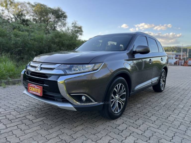 MITSUBISHI - OUTLANDER - 2018/2017 - Marrom - R$ 110.900,00