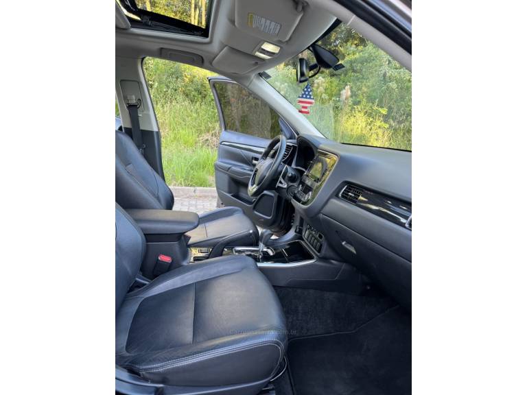MITSUBISHI - OUTLANDER - 2018/2017 - Marrom - R$ 110.900,00
