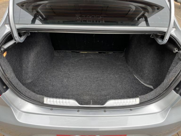 VOLKSWAGEN - VOYAGE - 2014/2015 - Prata - R$ 46.900,00