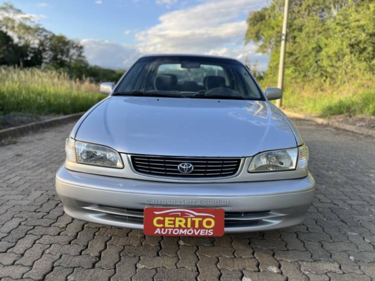 TOYOTA - COROLLA - 1999/1998 - Prata - R$ 20.900,00