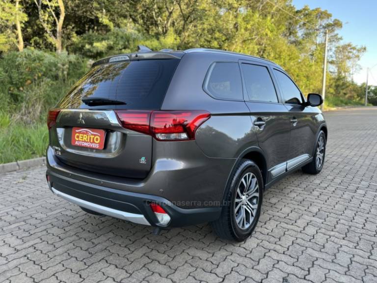 MITSUBISHI - OUTLANDER - 2018/2017 - Marrom - R$ 110.900,00