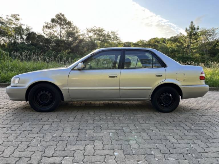 TOYOTA - COROLLA - 1999/1998 - Prata - R$ 20.900,00