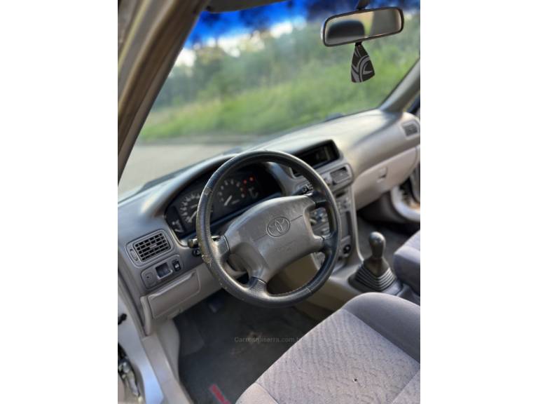 TOYOTA - COROLLA - 1999/1998 - Prata - R$ 20.900,00