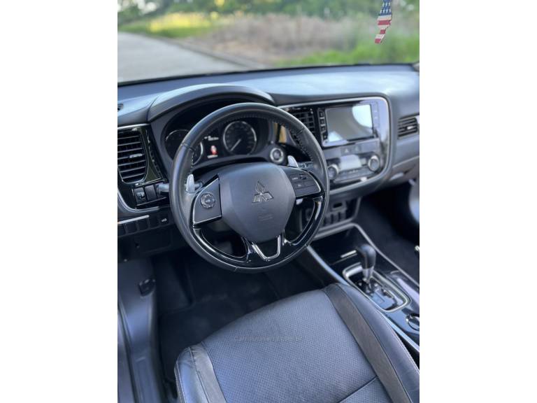 MITSUBISHI - OUTLANDER - 2018/2017 - Marrom - R$ 110.900,00